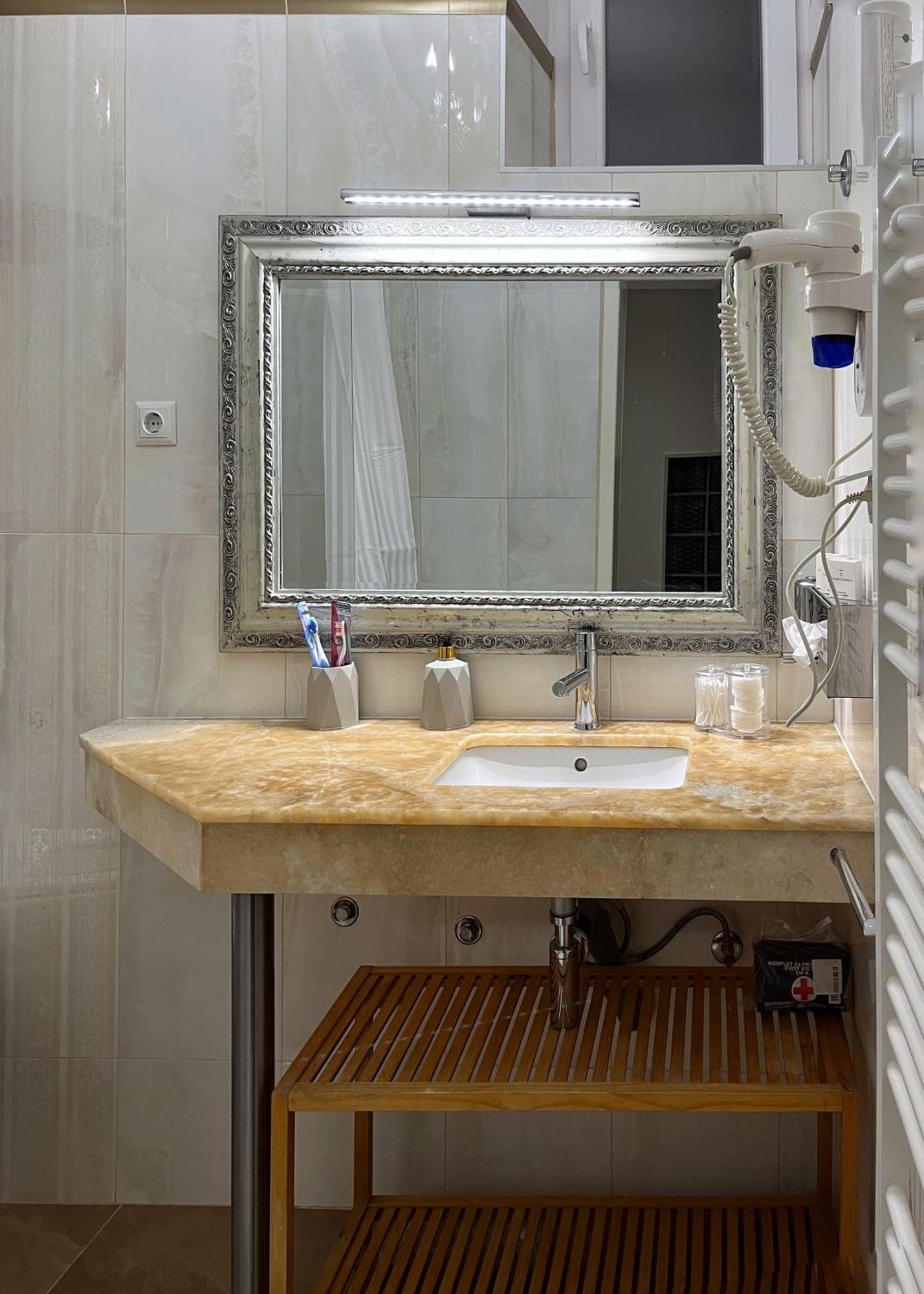 Main Street Retreat Apartment With Free Parking 사라예보 외부 사진